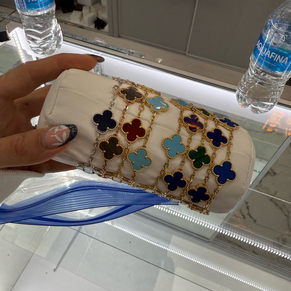 Elegant White and Gold Women's clover bracelet